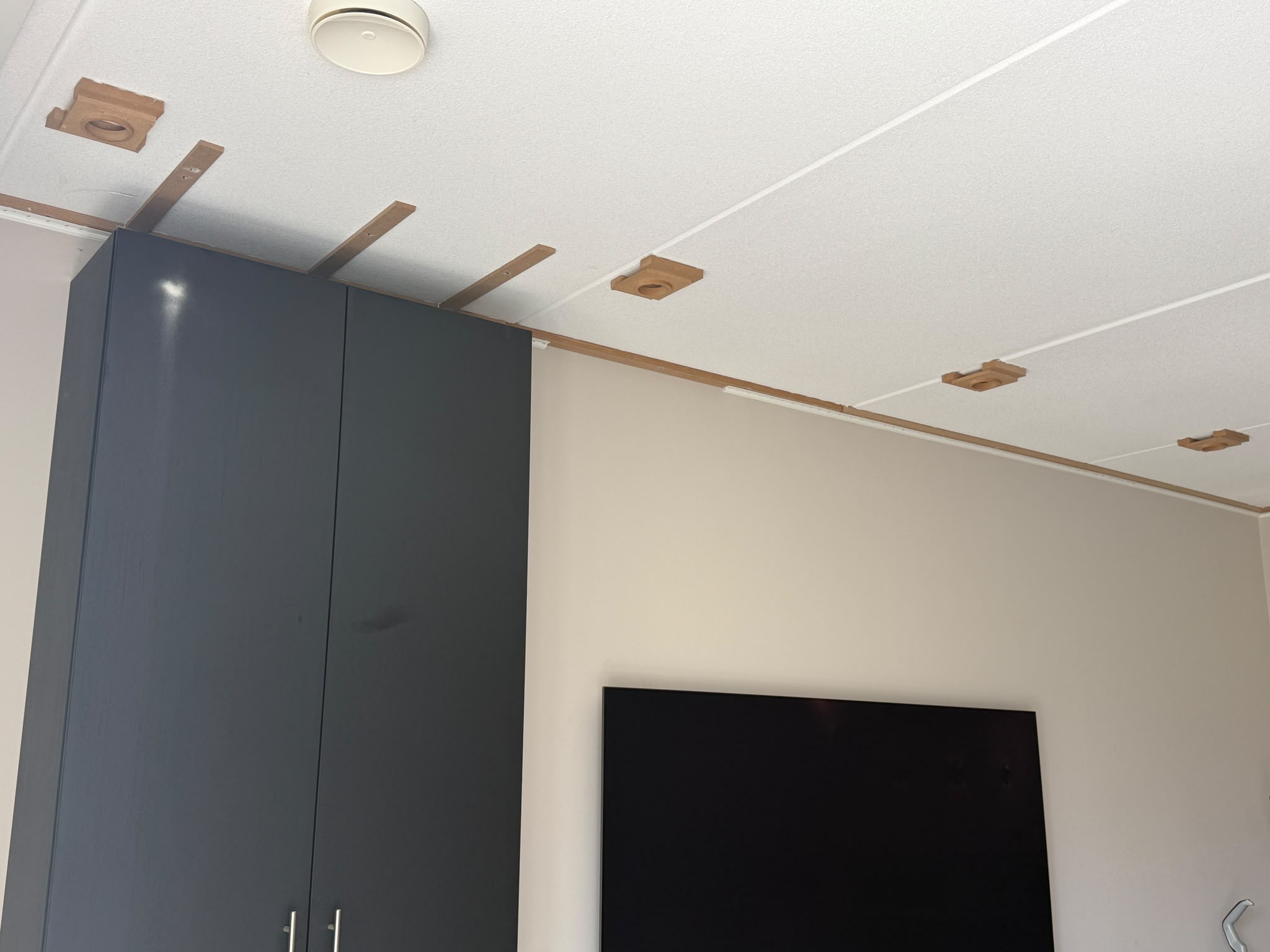 Spanplafond voorbereiding met houten latjes aan het plafond